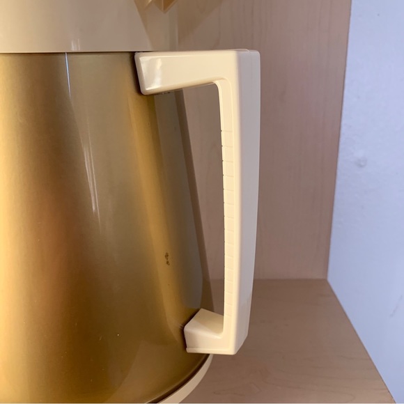 Thermo-Serv Custard and Gold Insulated Server/Pitcher - 6 Cup 10.5” Vintage Rare - Picture 5 of 13